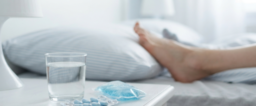 comprimido anti-inflamatorio e bolsa de gelo na mesa de cabeceira — anti-inflamatorio para fascite plantar