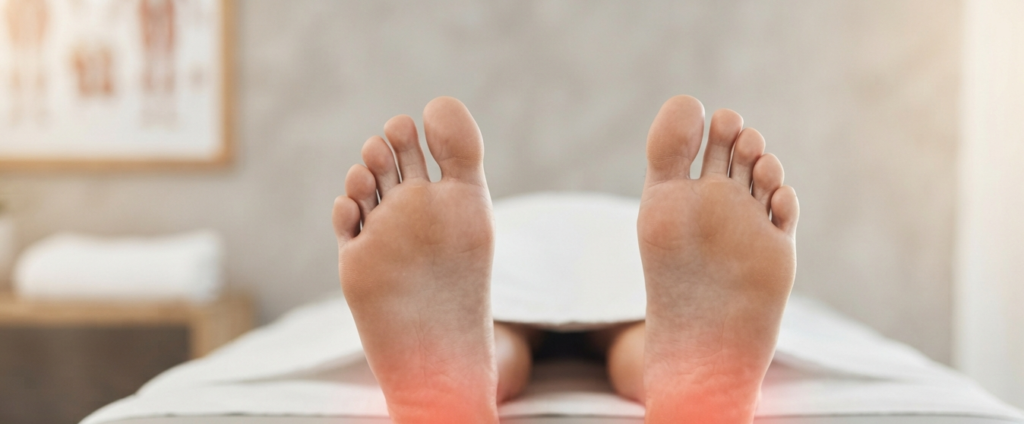 close-up dos dois calcanhares em mesa de fisioterapia — fascite plantar bilateral