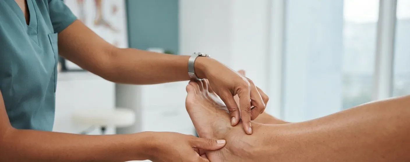 fisioterapeuta comparando dois pontos de dor no pe e tornozelo — fascite plantar ou tendinite